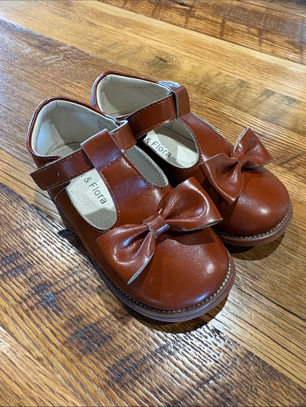 & Flora Girls' Tan Bow Mary Jane Dress Shoes